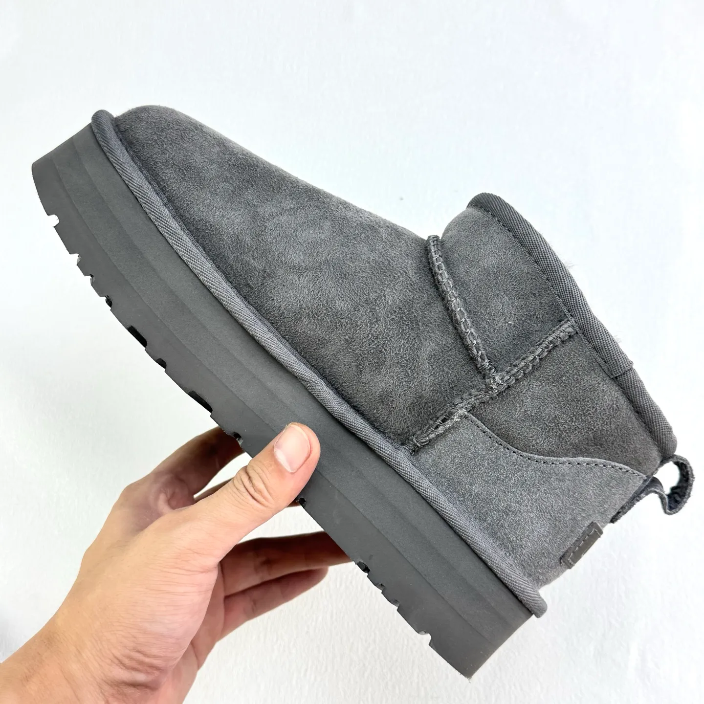 Self-pickup 💰440 Zhou Dongyu mini three-centimeter series snow boots/maroon gray black antelope brown carefully selected Longfeng sheep fur, fine texture, skin-friendly and breathable. The shoe collar is designed with simple tailoring. Easy to put on and take off. Fashionable personality. Comfortable Treadlite by ugg light wing EVA outsole. Comfortable cushioning. Size: 35 36 37 38 39 40